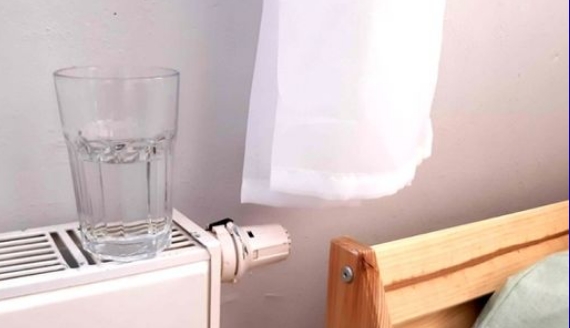 5 Gründe, warum du niemals ein Glas Wasser am Bett haben solltest